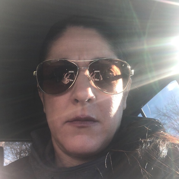 Profile Picture of April Devito (@aprildevito) on Poshmark
