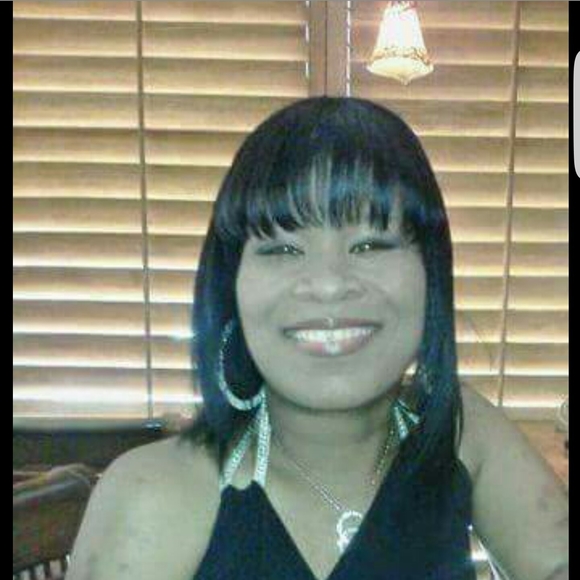 Profile Picture of Lisa Hayes (@lisah1025) on Poshmark