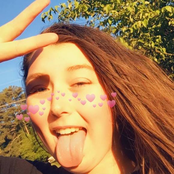 Profile Picture of Chloe Schwery (@chloeschwery) on Poshmark