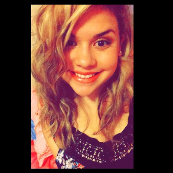 Profile Picture of Isabel Matamoros (@izzyam94) on Poshmark