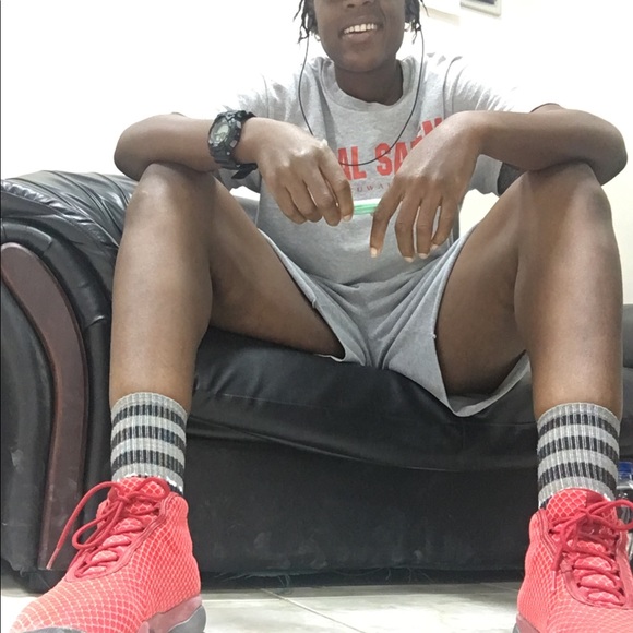 Profile Picture of Ro Willis (@rolaflare) on Poshmark