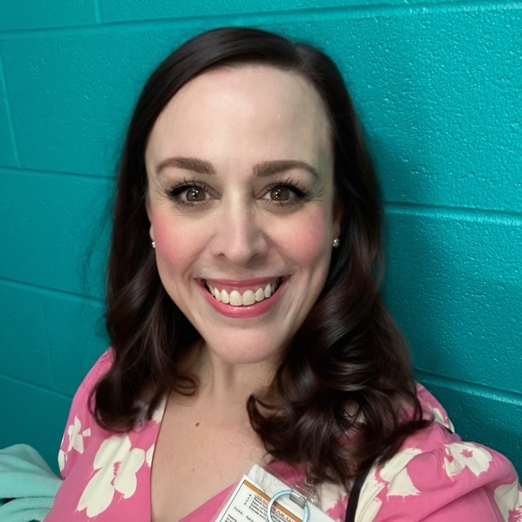 Profile Picture of Leah Hendrix (@emtheo) on Poshmark