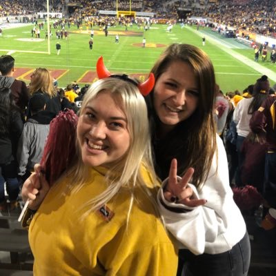Profile Picture of M 🌻 (@miranda_hall13) on Twitter