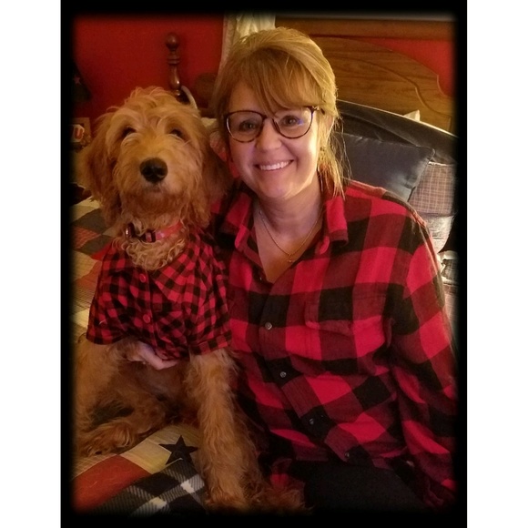 Profile Picture of Gretchen Yoder (@lastingmemories) on Poshmark