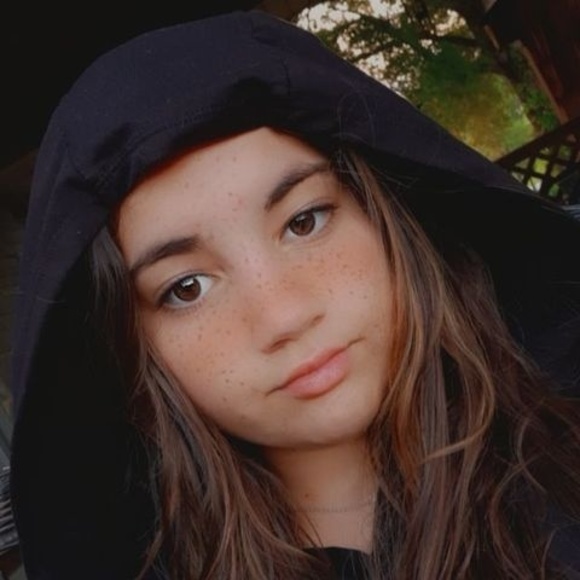 Profile Picture of Annabelle Ramos (@annabelleram413) on Poshmark