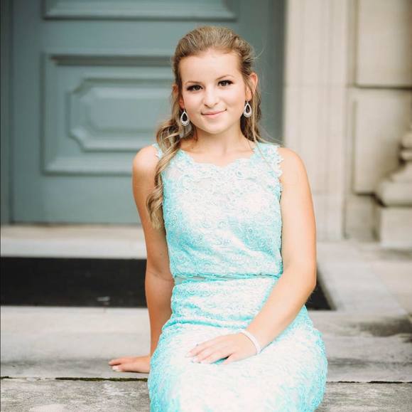 Profile Picture of Alexis Larmer (@alexis_larmer) on Poshmark
