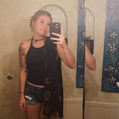 Profile Picture of Emily (@em_cardon) on Twitter