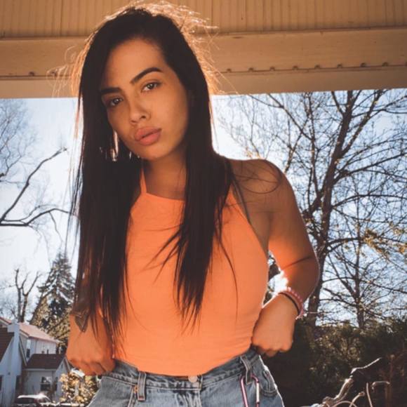 Profile Picture of Laura Arrietta (@lauramj88) on Poshmark