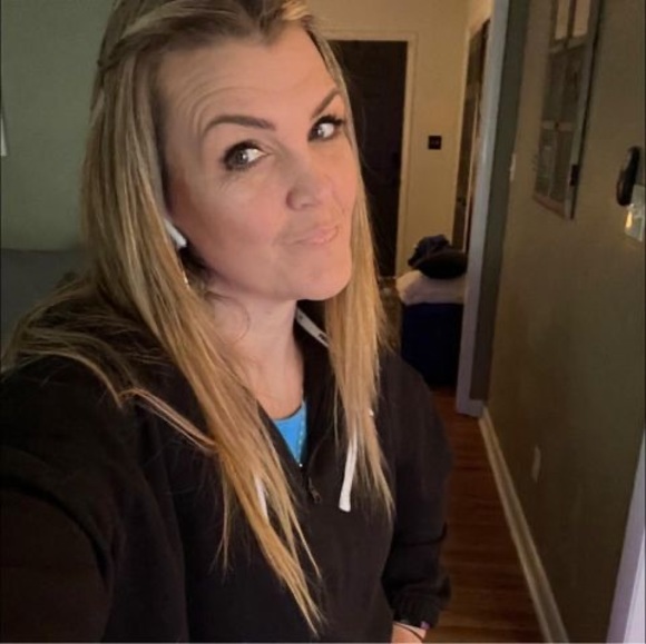 Profile Picture of Dana Glenn (@danaglenn628) on Poshmark