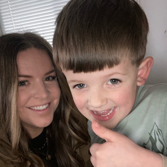 Taylor Desplinter - Poshmark Profile Picture of Taylor Desplinter (@taylorwise8) on Poshmark