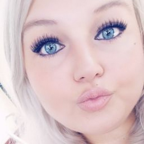 Profile Picture of Crystal Wallace (@crystal1318) on Poshmark