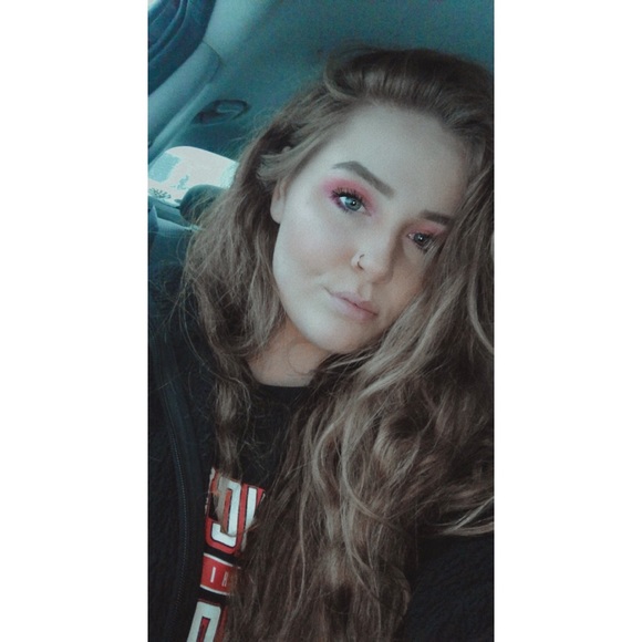 Profile Picture of Karis Bredemeier (@karisbredemeier) on Poshmark