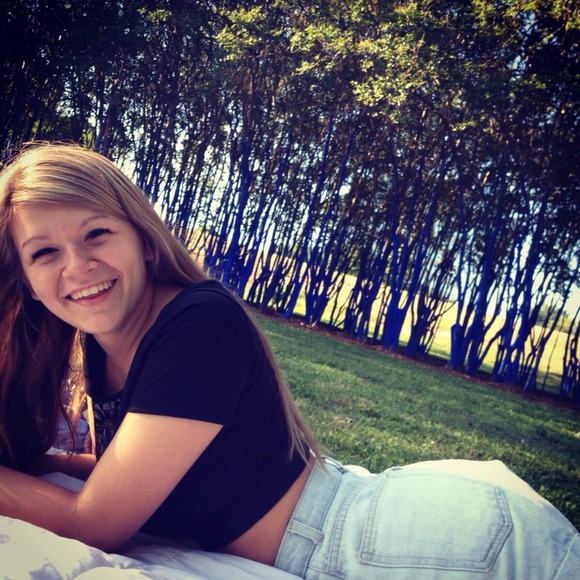 Profile Picture of Bailey Sicola (@bsicocacola) on Poshmark