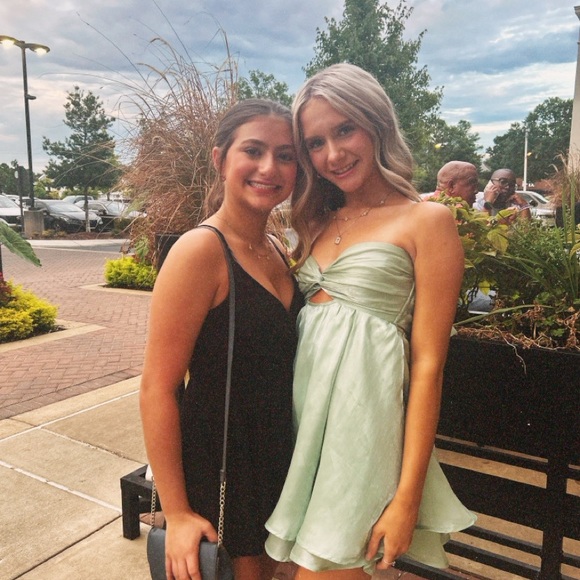 Profile Picture of Chloe Schechtman (@chloeschechtman) on Poshmark