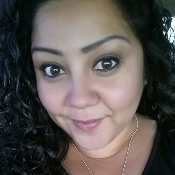 Profile Picture of Angela Alarcon (@anax9956) on Poshmark