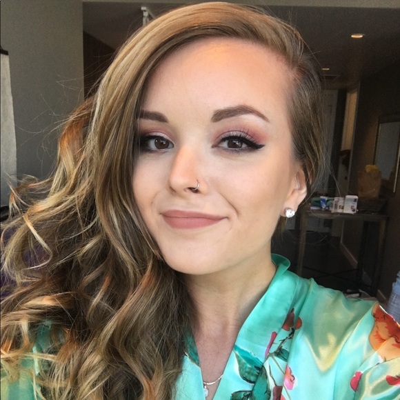 Profile Picture of Jessica Naslund (@jessnaslund) on Poshmark