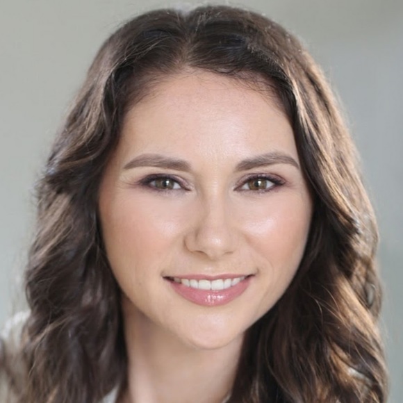 Profile Picture of Jennifer Hooker (@jennifer_hooker) on Poshmark