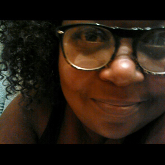 Profile Picture of Veronica Mccoy (@mypoppop) on Poshmark