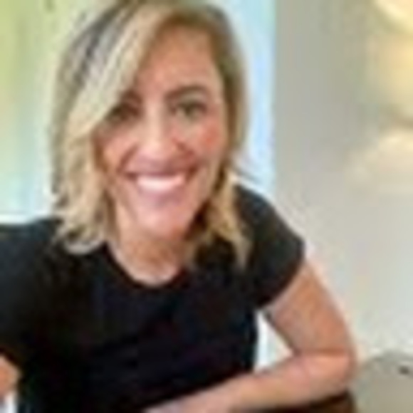 Profile Picture of Emily Gianopoulos (@e_gianopoulos) on Poshmark