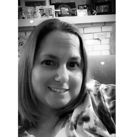 Profile Picture of Kelly Laskowsky (@lasky22) on Poshmark