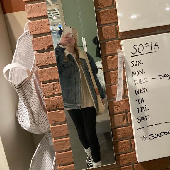 Profile Picture of Sarah Schweyer (@saraheschweyer) on Poshmark