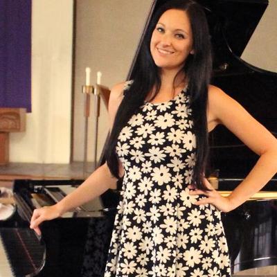 Profile Picture of Christina Lopriore (@christina_piano) on Twitter