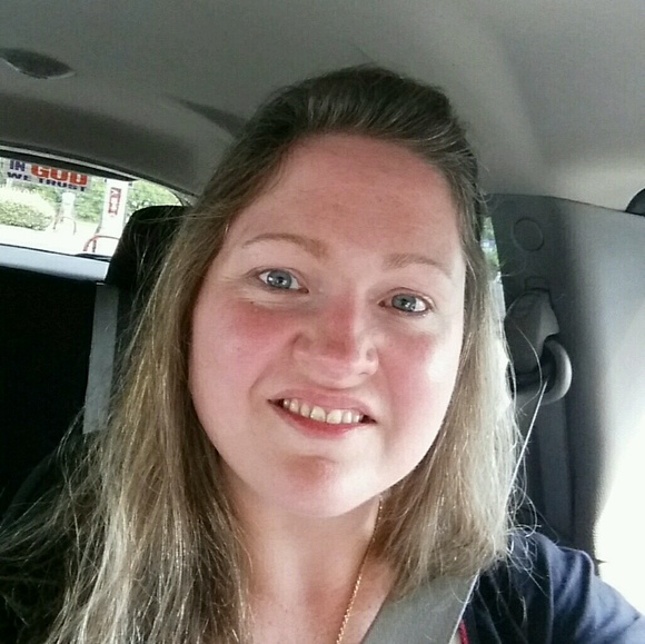 Profile Picture of Dawn Mathis (@dmp062281) on Poshmark