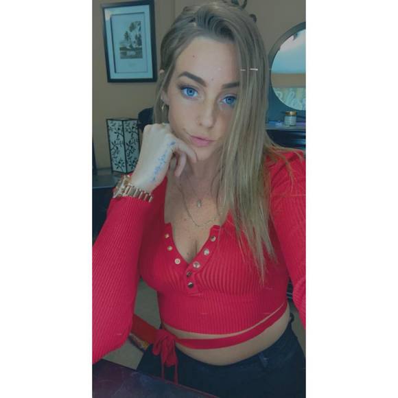 Profile Picture of Kailee Swift (@kaileeswift) on Poshmark