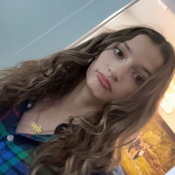 Profile Picture of Izzy Delzer (@izzydelzer) on Poshmark