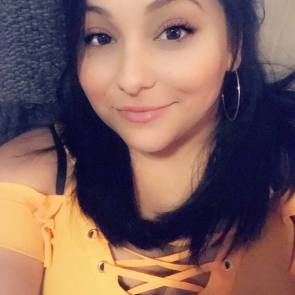 Profile Picture of Angelica Romero (@angelicaxmarie) on Poshmark