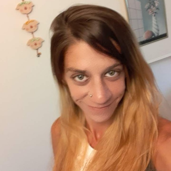 Profile Picture of Mindy Neiderman (@malindagwen420) on Poshmark