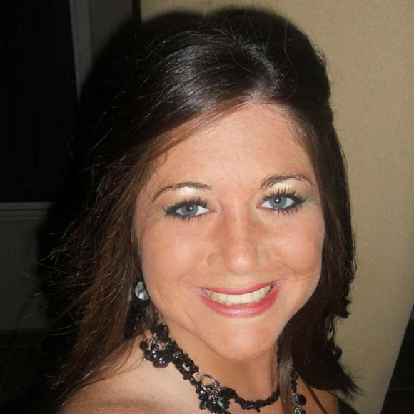 Profile Picture of Amanda Saxton (@coupongirl0425) on Poshmark