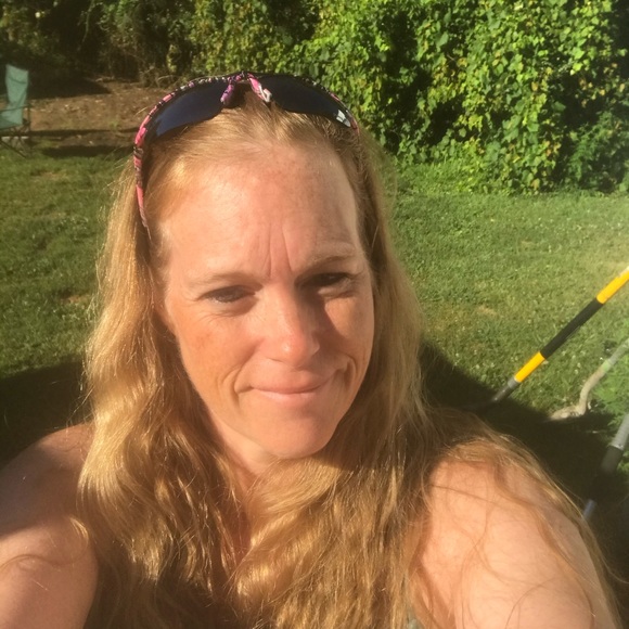 Profile Picture of April Semkiw (@aprilsemkiw) on Poshmark