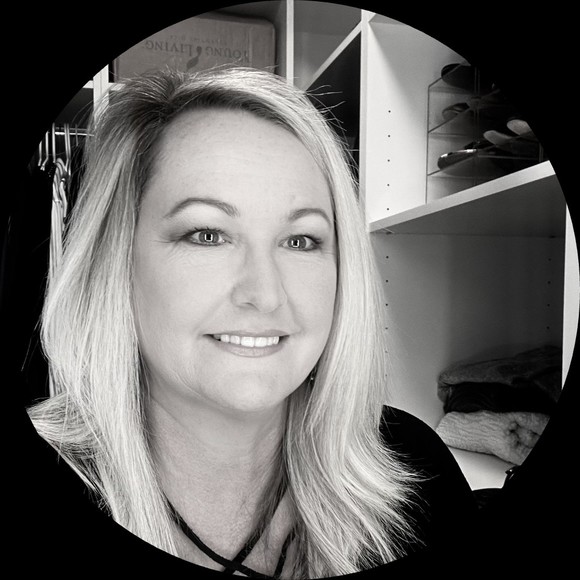 Profile Picture of Kendra Akers (@kakers0522) on Poshmark