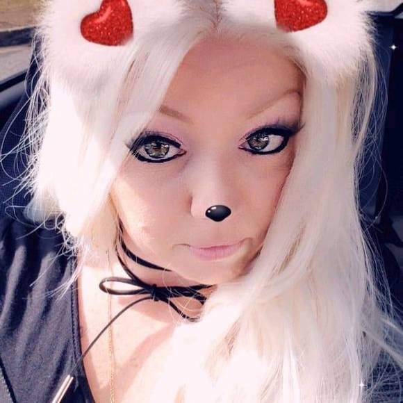 Profile Picture of Sandra Weinert (@gigglestrip) on Poshmark