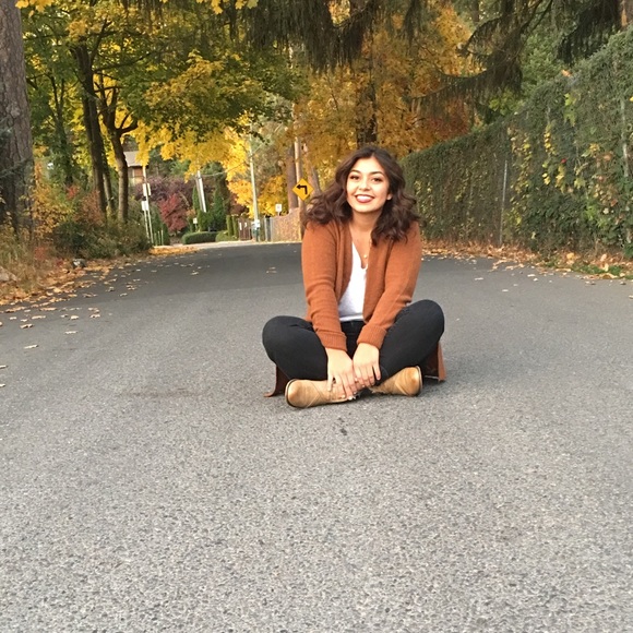 Profile Picture of Adrienne Aburto (@adrienneaburto) on Poshmark