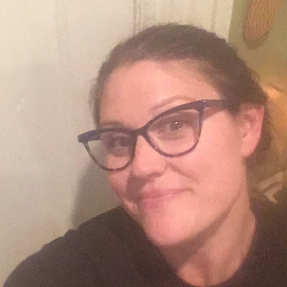 Profile Picture of Lauren Jordan (@elliebeejordee) on Poshmark