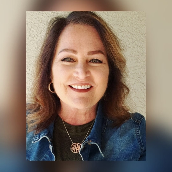 Profile Picture of Michelle Klapatch (@mklapatch) on Poshmark