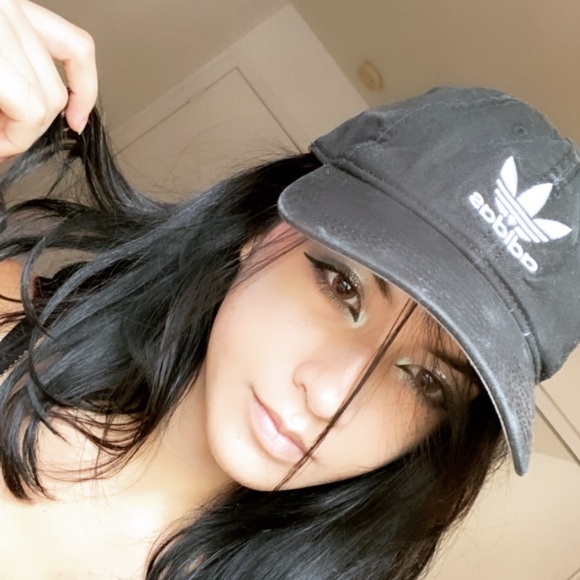 Profile Picture of Yueshi Chungsing (@yueshi420) on Poshmark