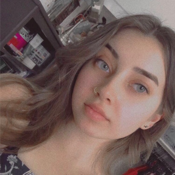 Profile Picture of Carissa Svitek (@carissa1323) on Poshmark