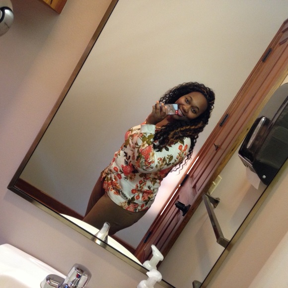 Profile Picture of Ash Rob (@ashleyrobe) on Poshmark