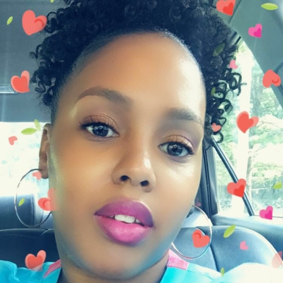 Profile Picture of Anjaline Moore (@geezmail80) on Poshmark