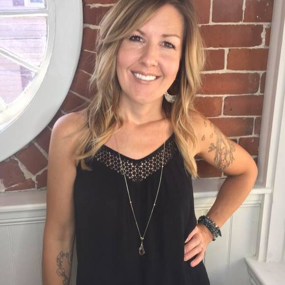 Profile Picture of Sue Hatch (@chipandsuehatch) on Poshmark