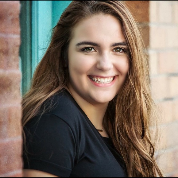 Profile Picture of Danielle Mahlum (@mahlumd) on Poshmark