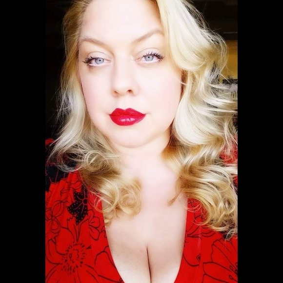 Profile Picture of Allison Boring (@pixellina) on Poshmark