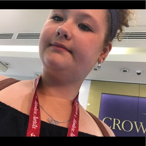 Profile Picture of Hanna Borntreger (@hrbean) on Poshmark