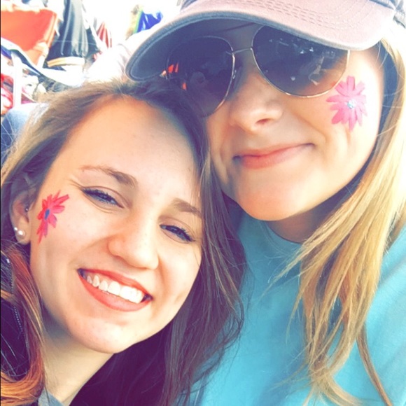 Profile Picture of Izzy Mazurkiewicz (@izzymaz) on Poshmark