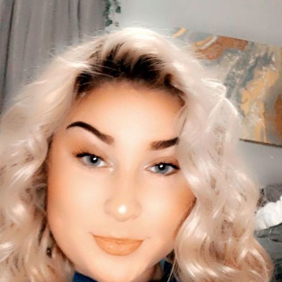 Profile Picture of Brookie Barrois (@brookiebarrois) on Poshmark