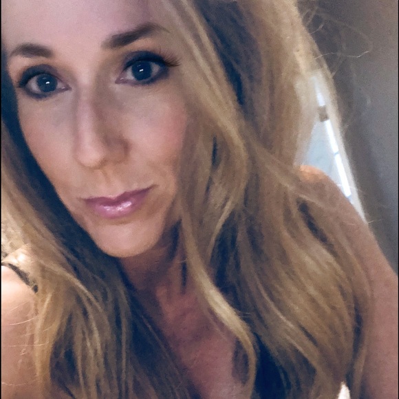Profile Picture of Susan Holloway (@holsonbacks) on Poshmark