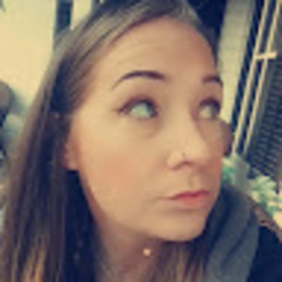 Profile Picture of Stephanie Sampson (@roo81788) on Poshmark